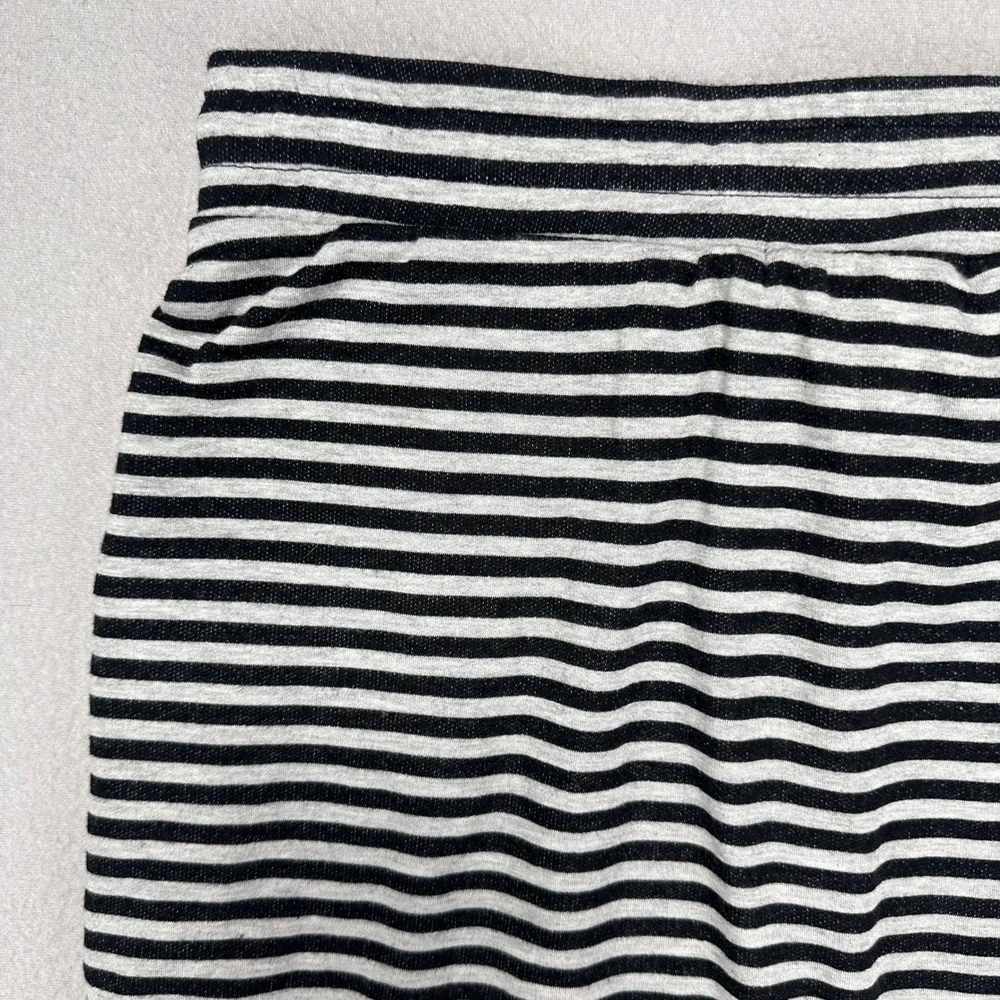 Reneec. Skirt Womens M Striped Black Gray Pull on Stretch Comfort Atheletic‎ USA